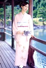 feedingbig Gravure idol Rin Sakura tampil dengan gaun dengan dada terbuka lebar